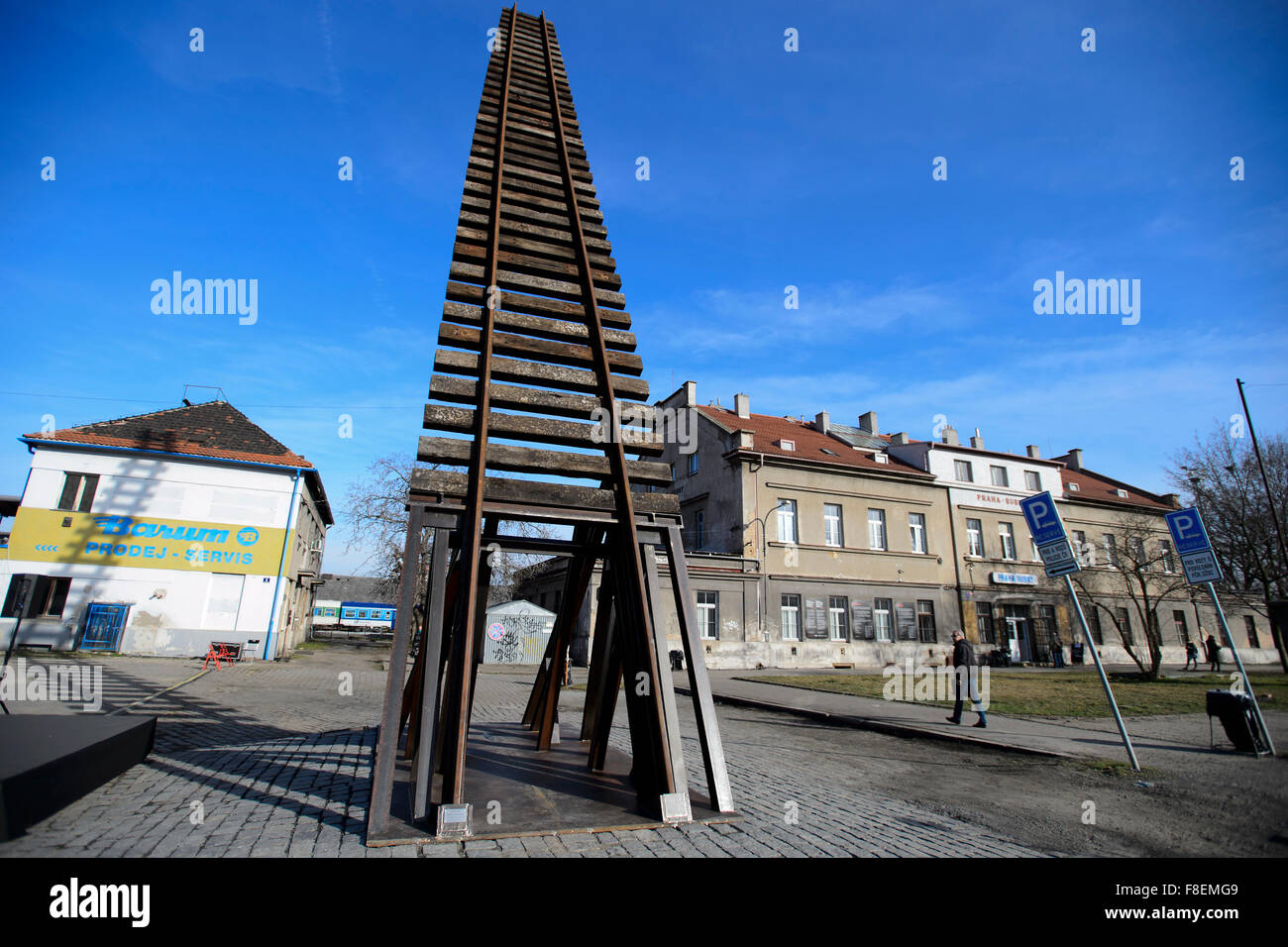Eine große Skulptur von Ales Vesely, geformt wie eine Schiene in Richtung Himmel, die auch ein Symbol der Jakobsbrunnen Leiter installiert wurde im Prager aufgelösten Bubny Bahnhof, von welcher jüdische Transporte gingen in WWII und das ist eine Stille Gedenkstätte zur Erinnerung an den Holocaust-Opfer zu werden. Die Skulptur wurde symbolisch enthüllt in Prag, Tschechische Republik, 9. März 2015 anlässlich die Nacht zum 9. März 1944, als fast 4000 Gefangene, brachte aus der Terezin (Theresiendstadt) "Familienlager," Nordböhmen, in das Vernichtungslager in Oswiecim (Auschwitz) getötet wurden. (CTK Phot Stockfoto