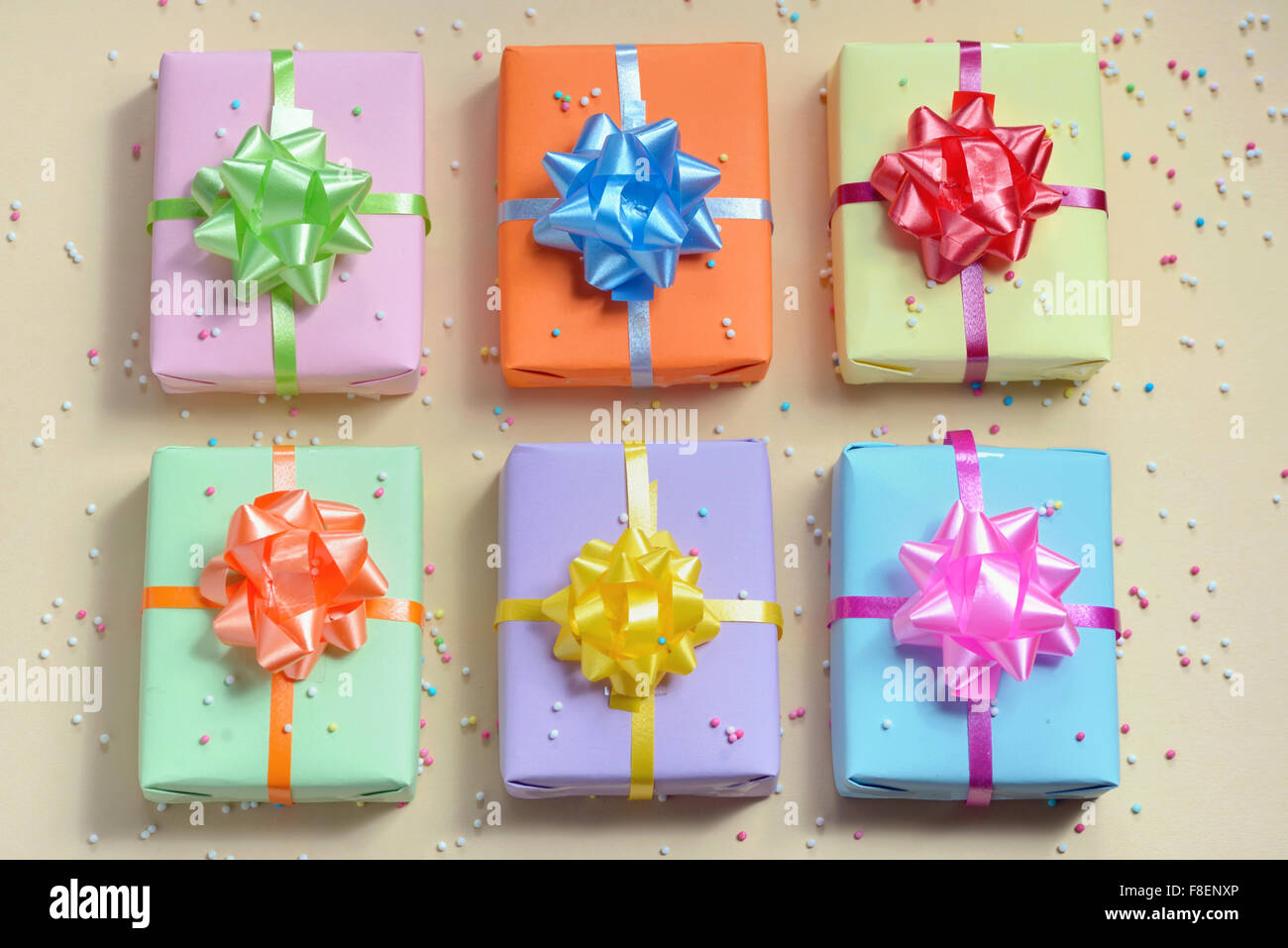 Geschenk-Boxen auf Papierhintergrund Stockfoto