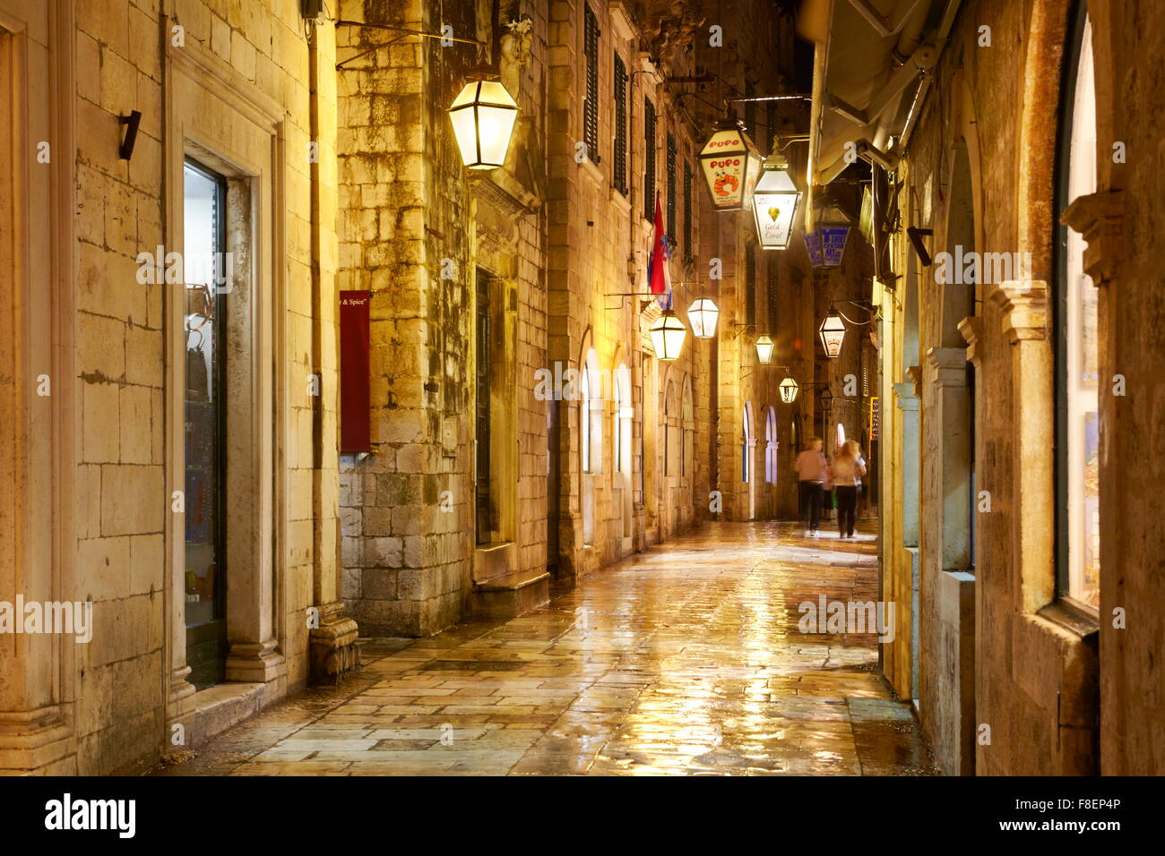 Dubrovnik bei Nacht, Old Town Street am Abendzeit, Kroatien Stockfoto