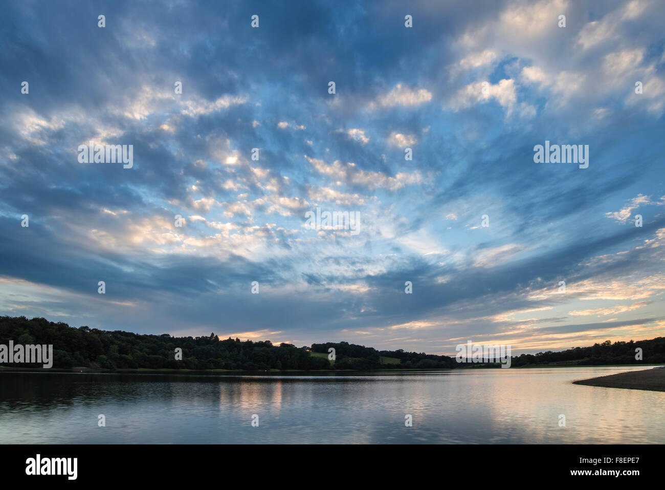 Dramatischen Sonnenuntergang über ruhige See im Sommer im englischen Landhausstil Stockfoto