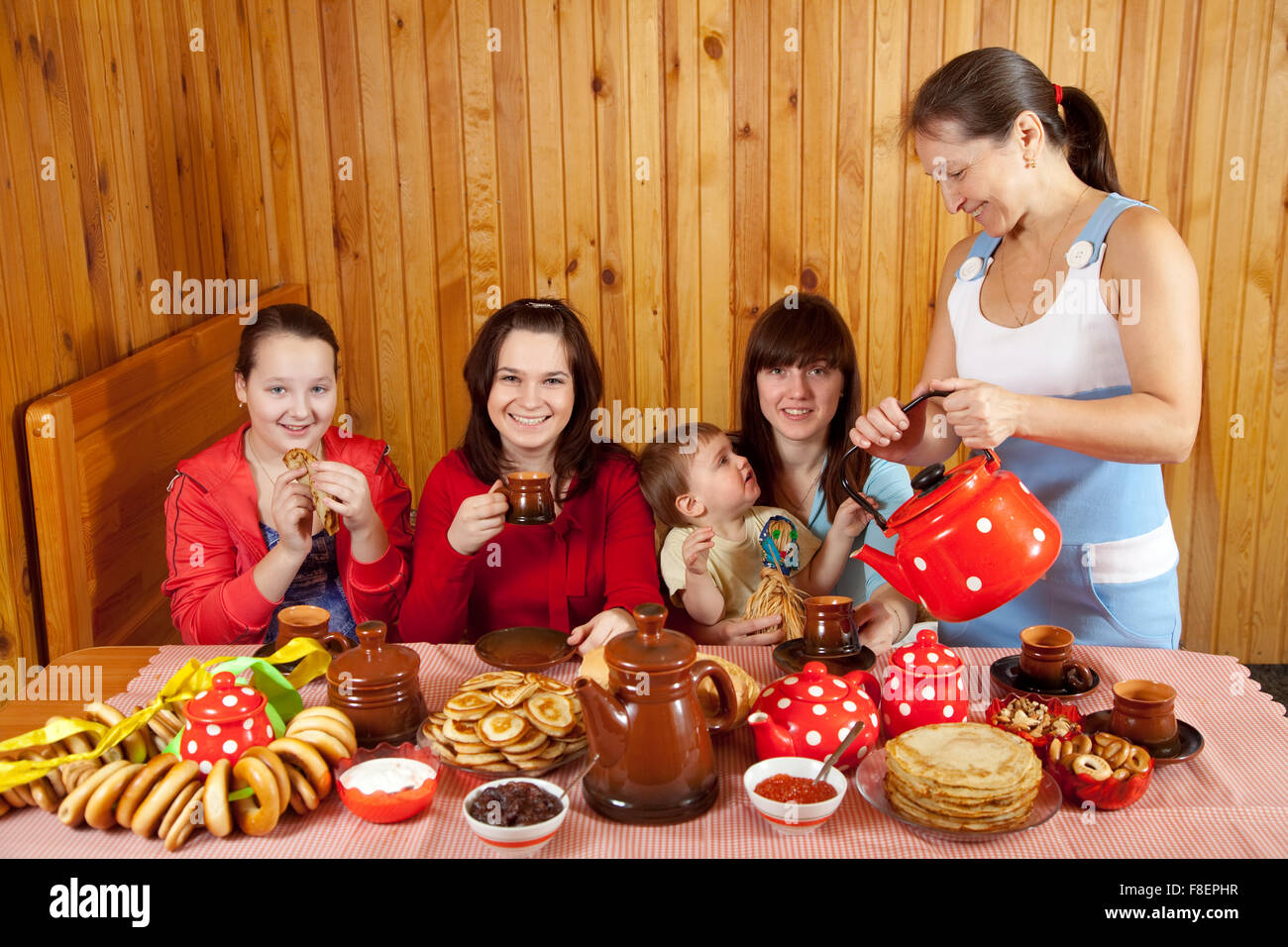 Frauen Getränke Tee mit Pfannkuchen Pfannkuchen Wochentags in Russland Stockfoto