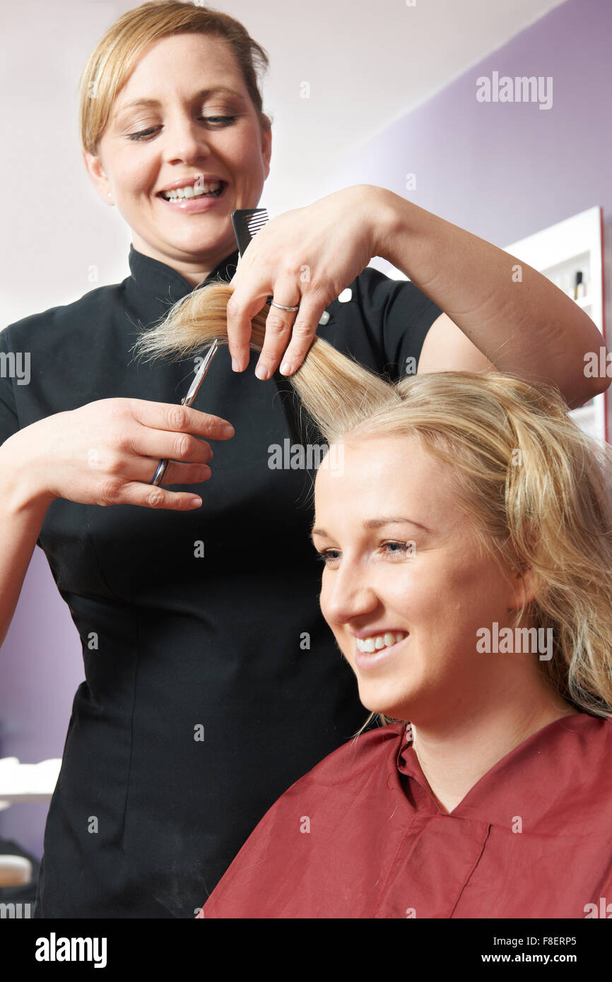 Weibliche Friseur im Salon Stockfoto