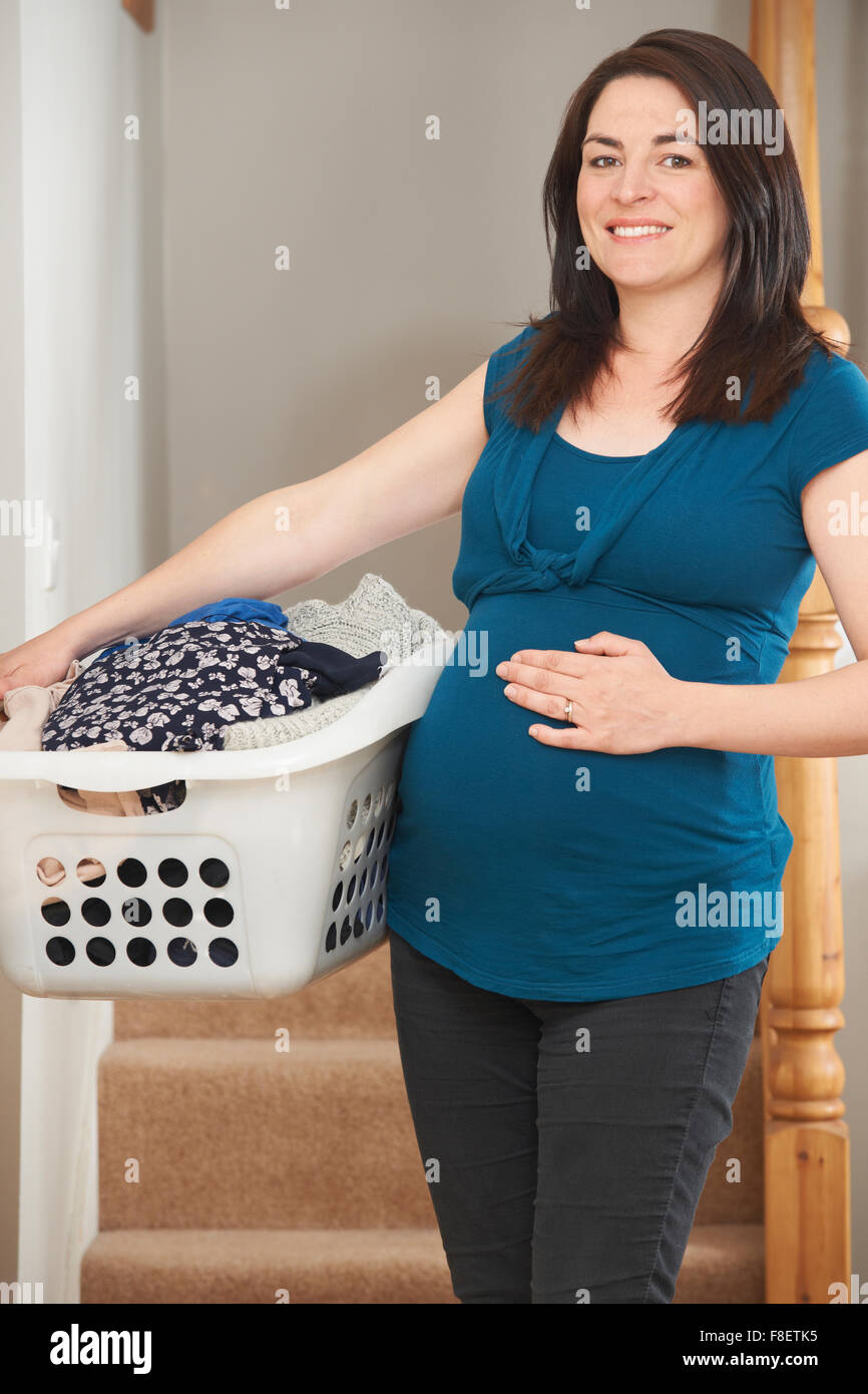 Schwangere Frau tun Hausarbeiten zu Hause Stockfoto