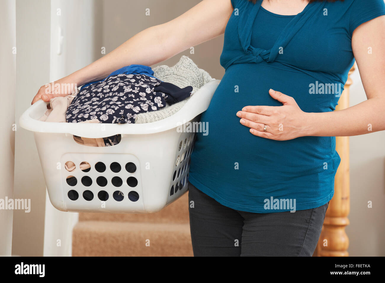 Schwangere Frau tun Hausarbeiten zu Hause Stockfoto
