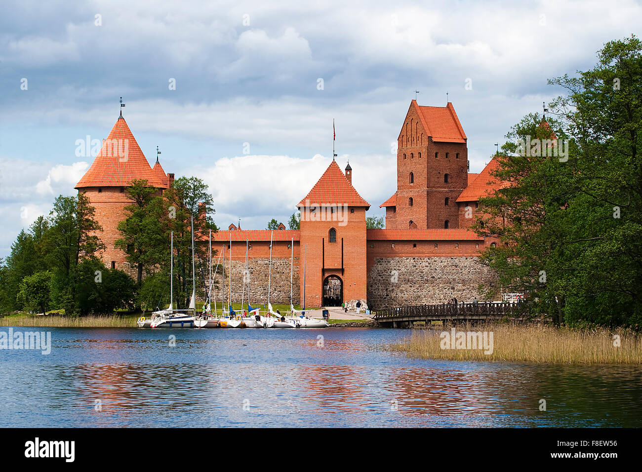 Landschaft mit See mit Booten, Yachten und Trakai Burg Stockfoto