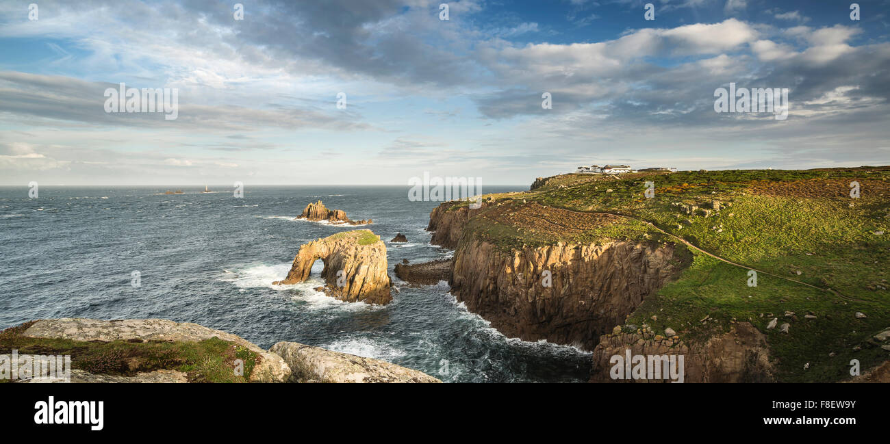 Atemberaubenden Sonnenaufgang Landschaft von Lands End in Cornwall England Stockfoto