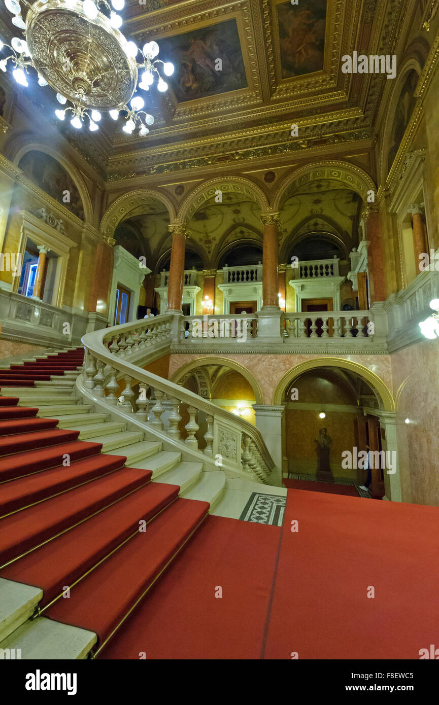 Die schöne Treppe in der ungarischen Staatsoper in Budapest, Ungarn. Stockfoto