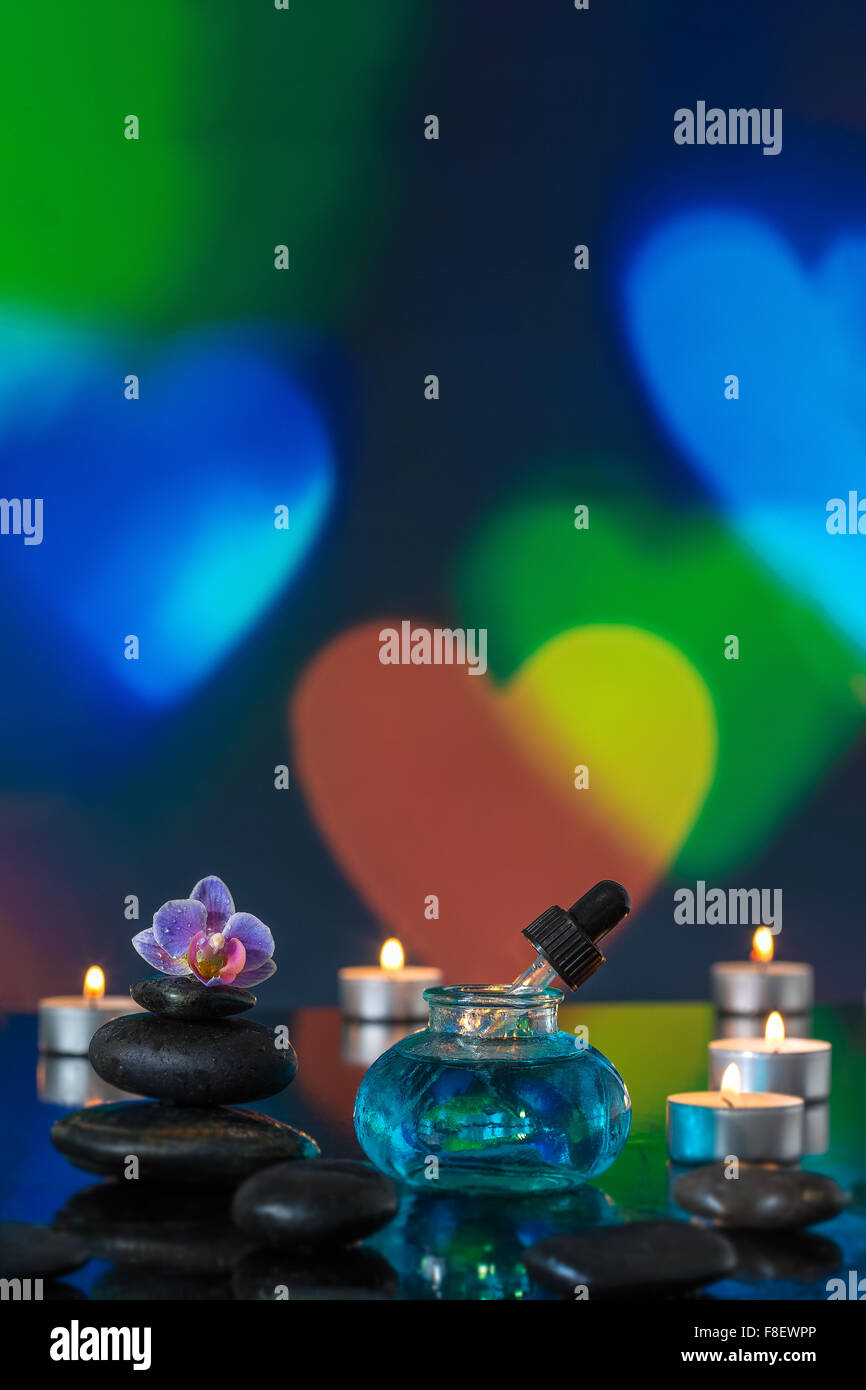 Spa-Steinen und Kerzen auf bunten Hintergrund Stockfoto