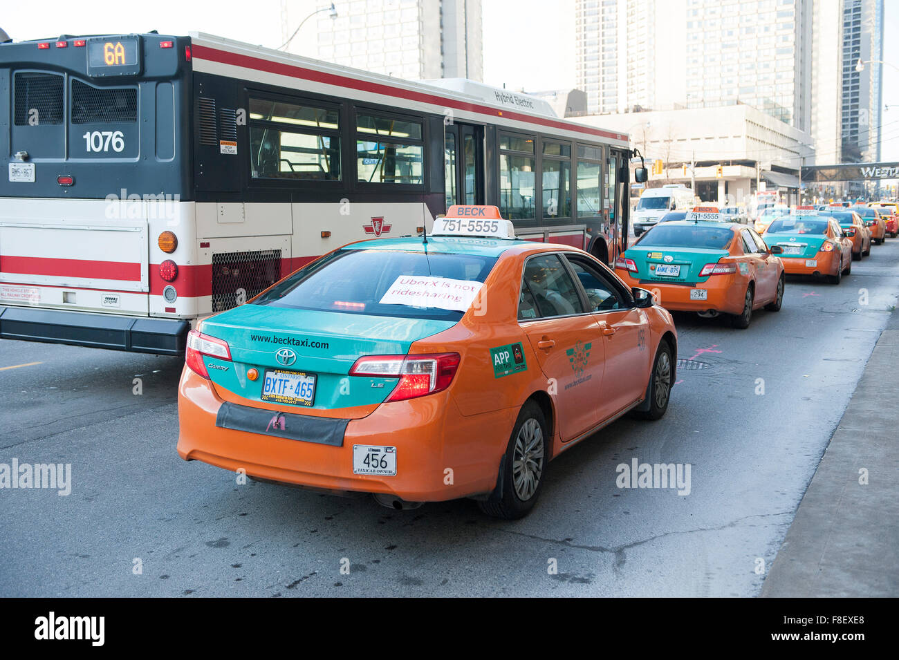 Toronto, Kanada. 9. Dezember 2015. Toronto-Taxifahrer zu versammeln, um eine Demonstration gegen Uber-Taxi-Service Credit zu inszenieren: Peter Llewellyn/Alamy Live News Stockfoto