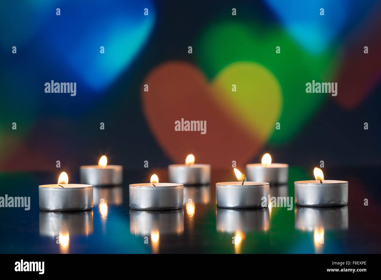 Kerzen auf hellem Hintergrund Stockfoto