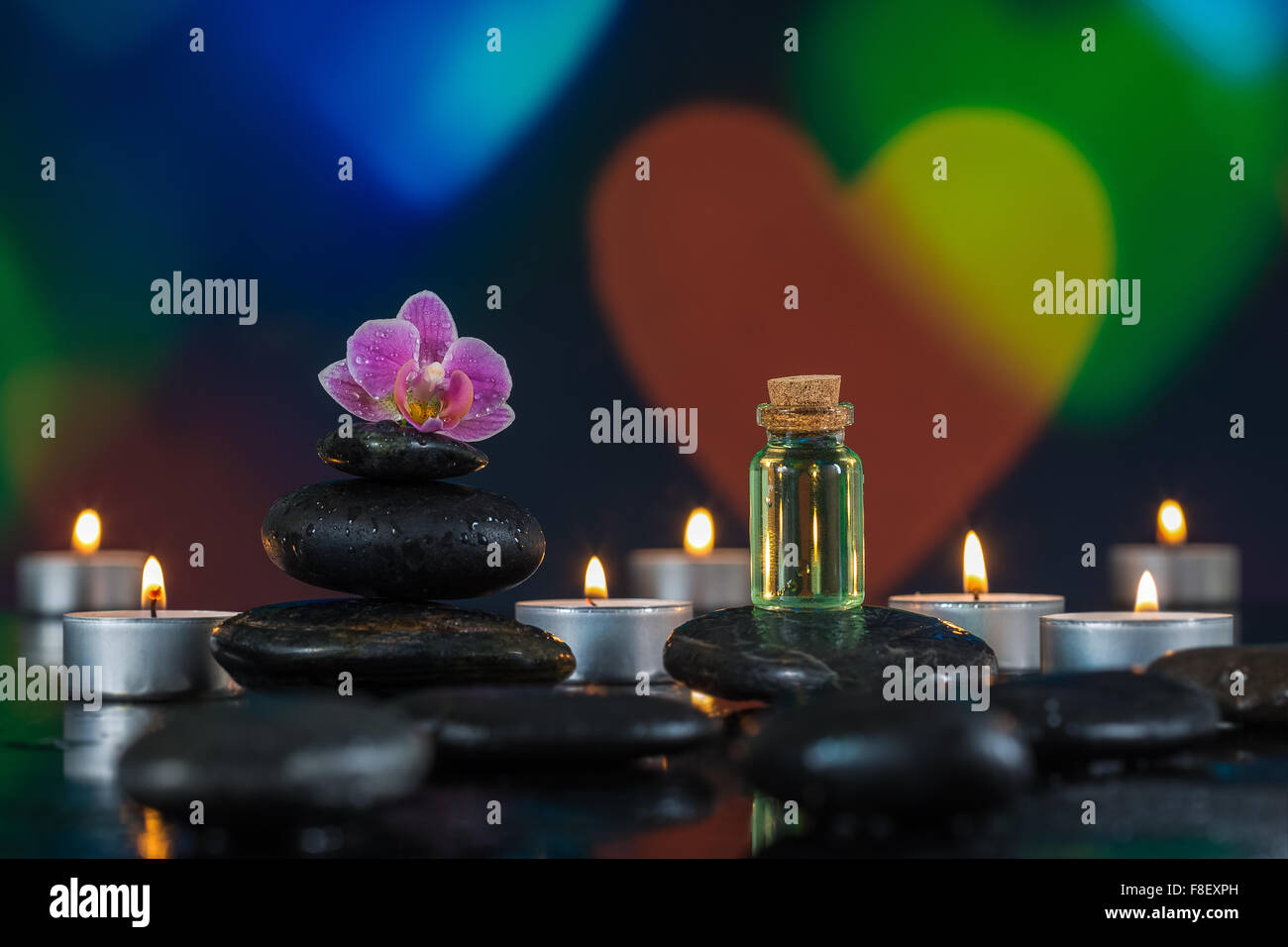 Spa-Steinen und Kerzen auf bunten Hintergrund Stockfoto