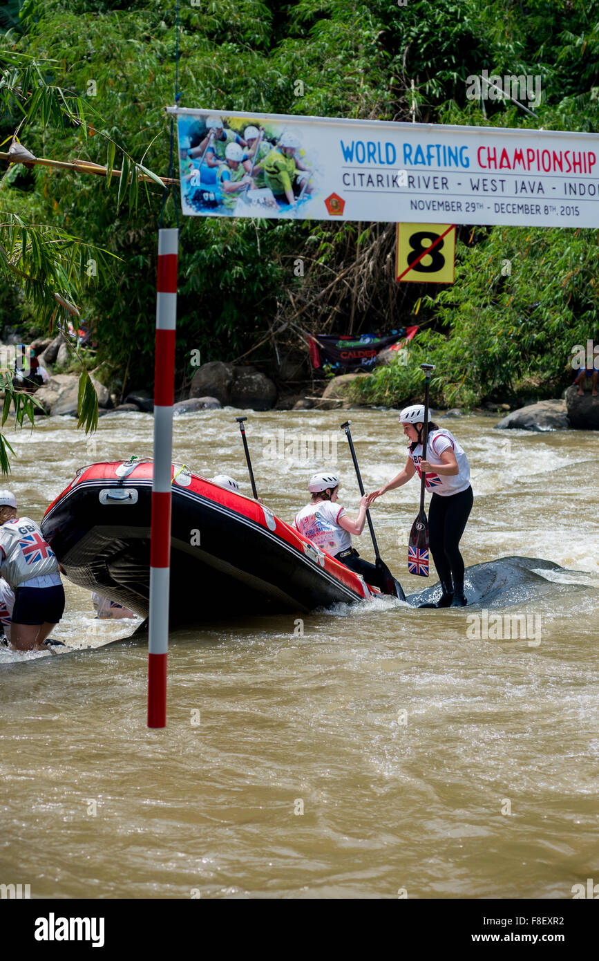 Der Great Britan U19-Frauen Team versucht, ihre stecken Floß während Slalom Rennen Kategorie auf Rafting WM 2015 zu beheben. Stockfoto