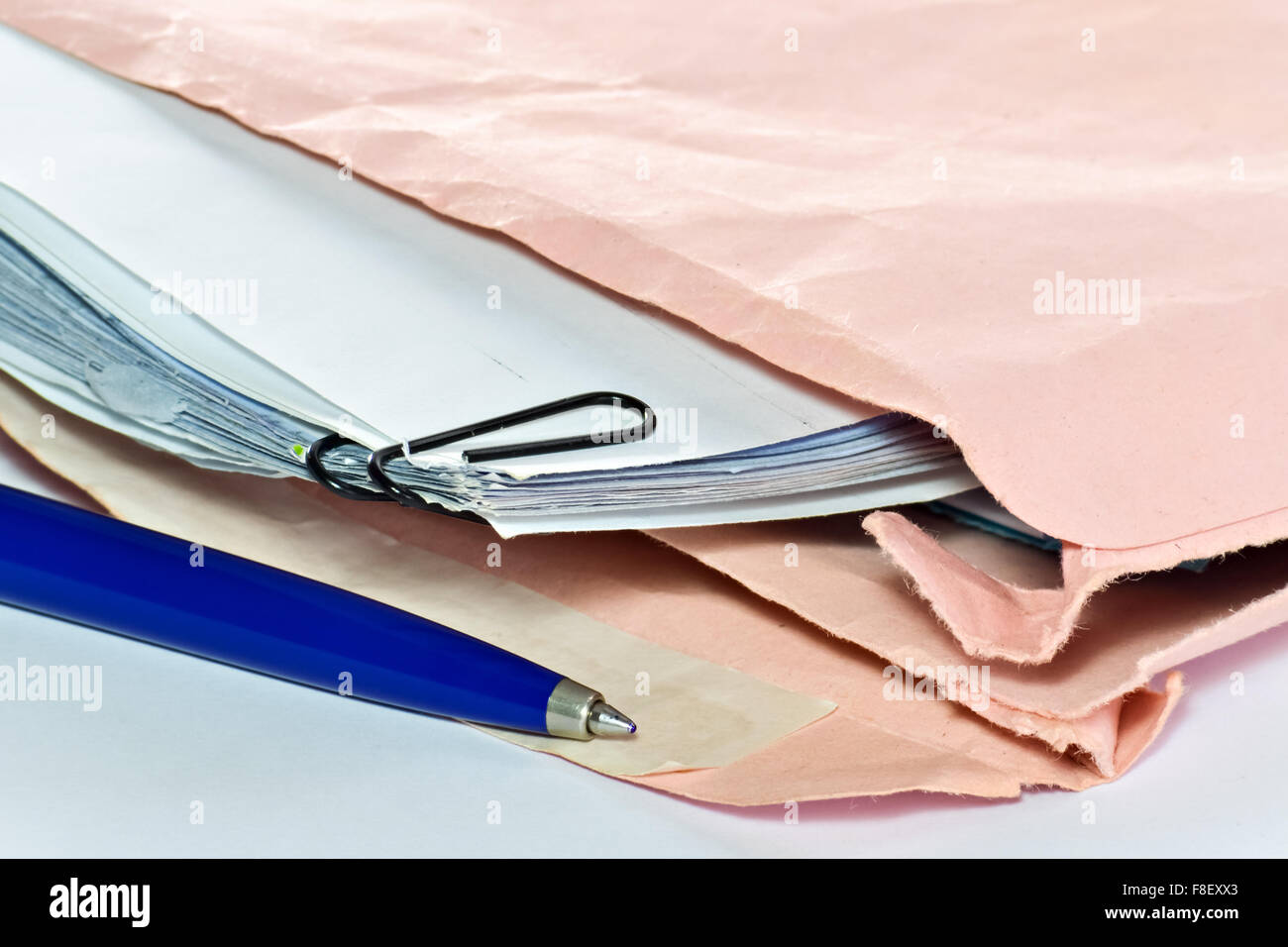 Nahaufnahme des Umschlags mit Dokumenten und Stift auf dem Schreibtisch im Büro Stockfoto