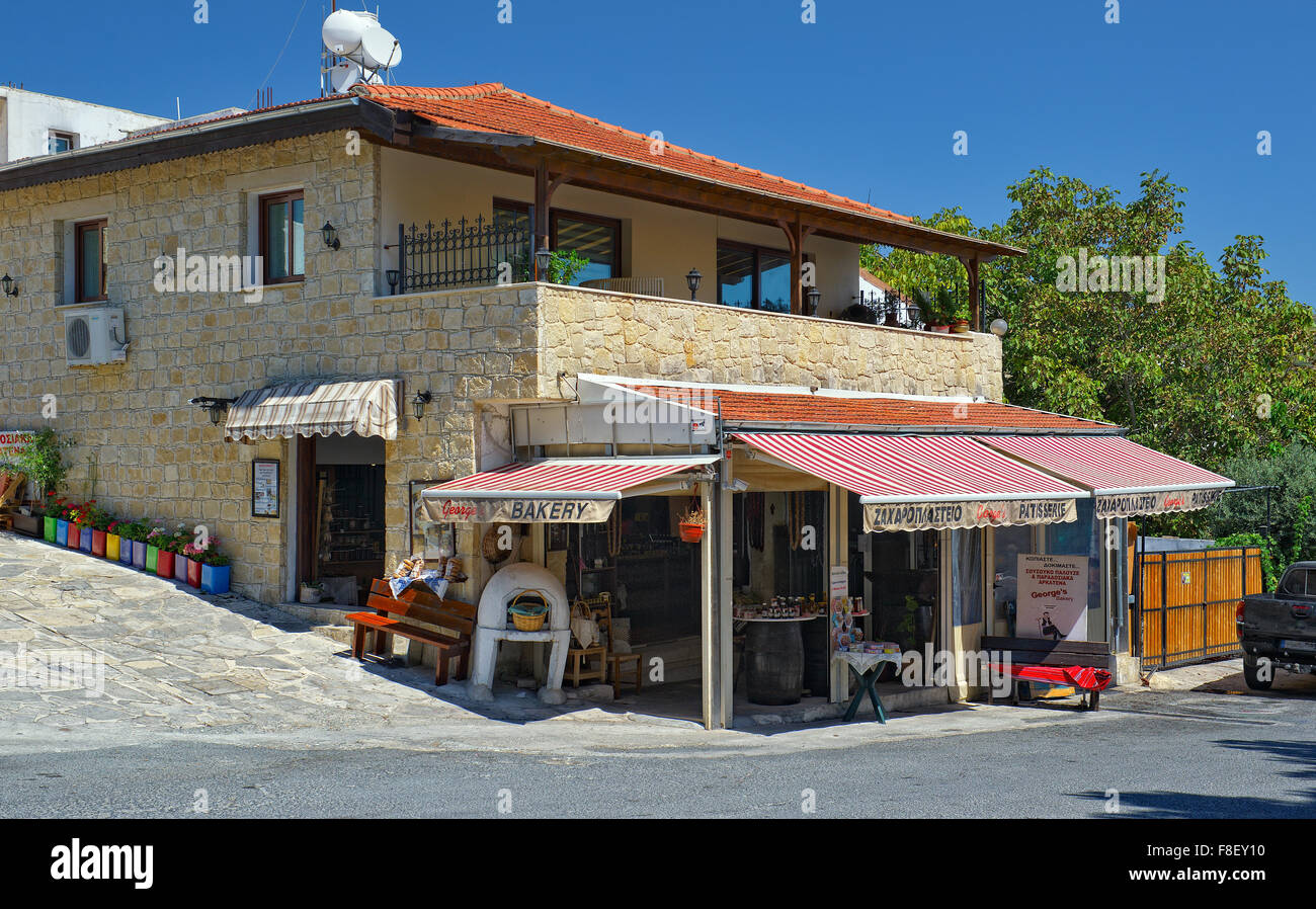 Omodos, Zypern - 1. September 2015: Lebensmittelgeschäft George Bäckerei & Konditorei in der Stadt Omodos Stockfoto
