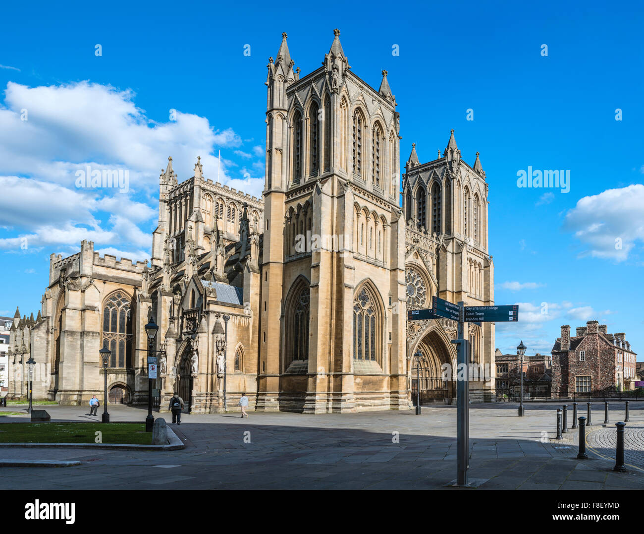 Die Kathedrale der Heiligen und ungeteilten Dreifaltigkeit, auch bekannt als Bristol Cathedral, am College Green, Somerset, England Stockfoto