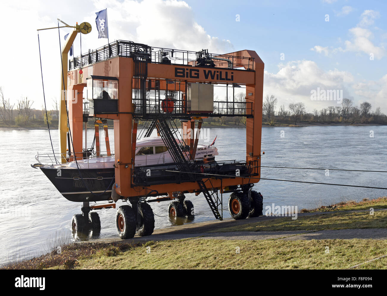 Düsseldorf, Deutschland. 9. Dezember 2015. Ein Boot-Transporter "Big Willi" hievt Motoryacht Elling E4 aus dem Rhein in der Nähe von Düsseldorf, Deutschland, 9. Dezember 2015. Das fast 14,95 Meter lange ist Boot das erste in Düsseldorf ankommen. Dort wird es vom 21. Januar 2015 bis 31. Januar 2016 sein. Foto: CAROLINE SEIDEL/Dpa/Alamy Live News Stockfoto