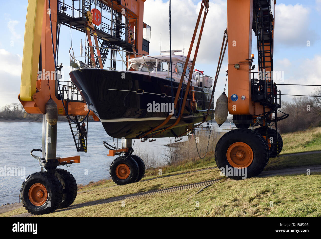 Düsseldorf, Deutschland. 9. Dezember 2015. Ein Boot-Transporter "Big Willi" hievt Motoryacht Elling E4 aus dem Rhein in der Nähe von Düsseldorf, Deutschland, 9. Dezember 2015. Das fast 14,95 Meter lange ist Boot das erste in Düsseldorf ankommen. Dort wird es vom 21. Januar 2015 bis 31. Januar 2016 sein. Foto: CAROLINE SEIDEL/Dpa/Alamy Live News Stockfoto