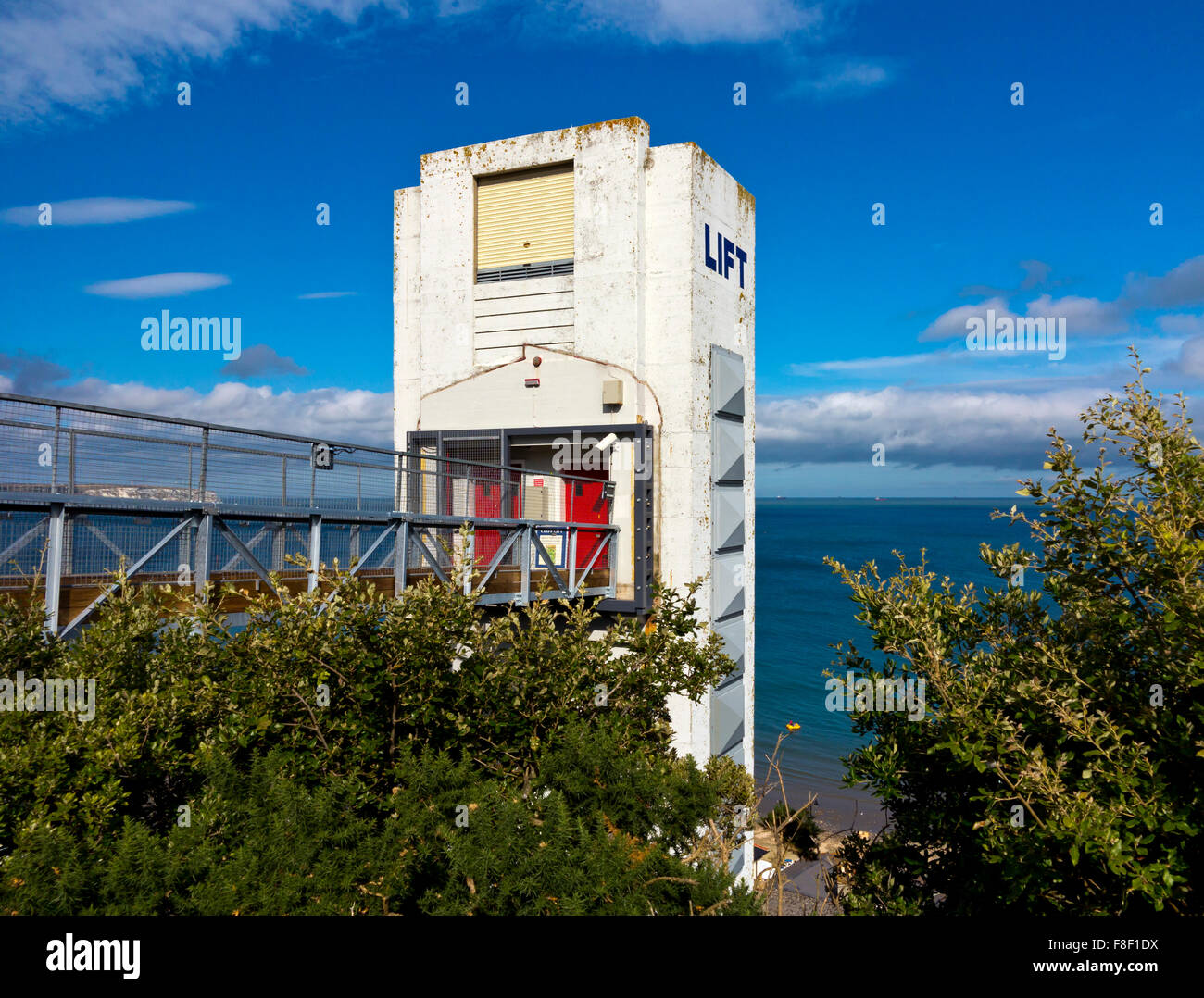 Der Strand am Shanklin auf der südöstlichen Küste der Isle Of Wight England UK die Passagiere von Klippe transportiert heben Stockfoto