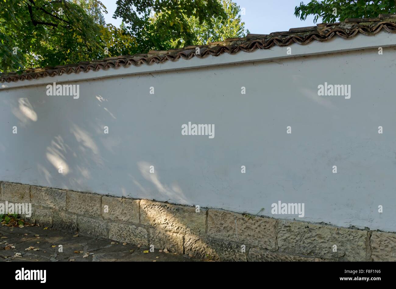 Steinwand bedeckt mit Kachel in der Stadt Razgrad, Bulgarien Stockfoto