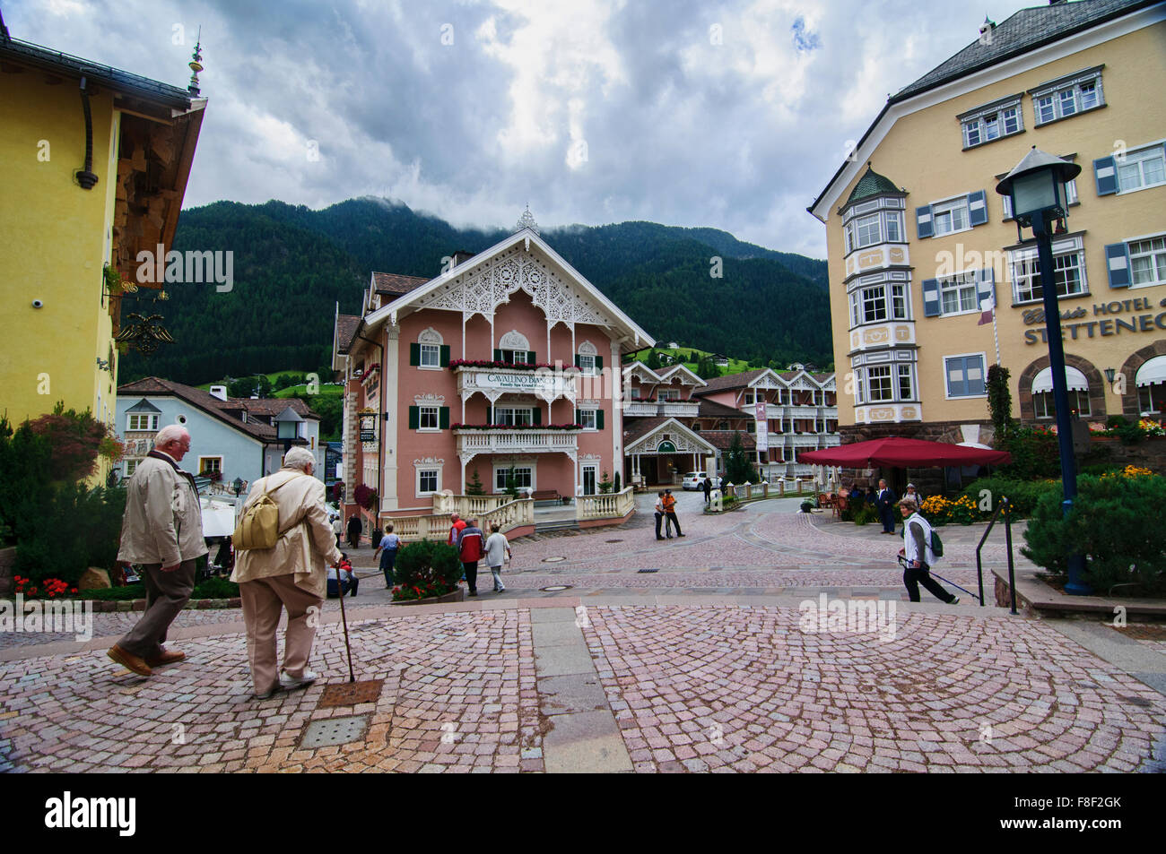 Szene in der Stadt Zentrum von St. Ulrich (St. Ulrich) in den Dolomiten, Italien Stockfoto