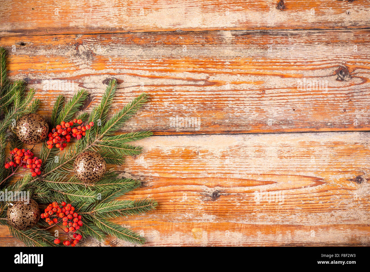 Weihnachten Dekoration Grenze. Tanne Zweig mit roten Beeren Stockfoto