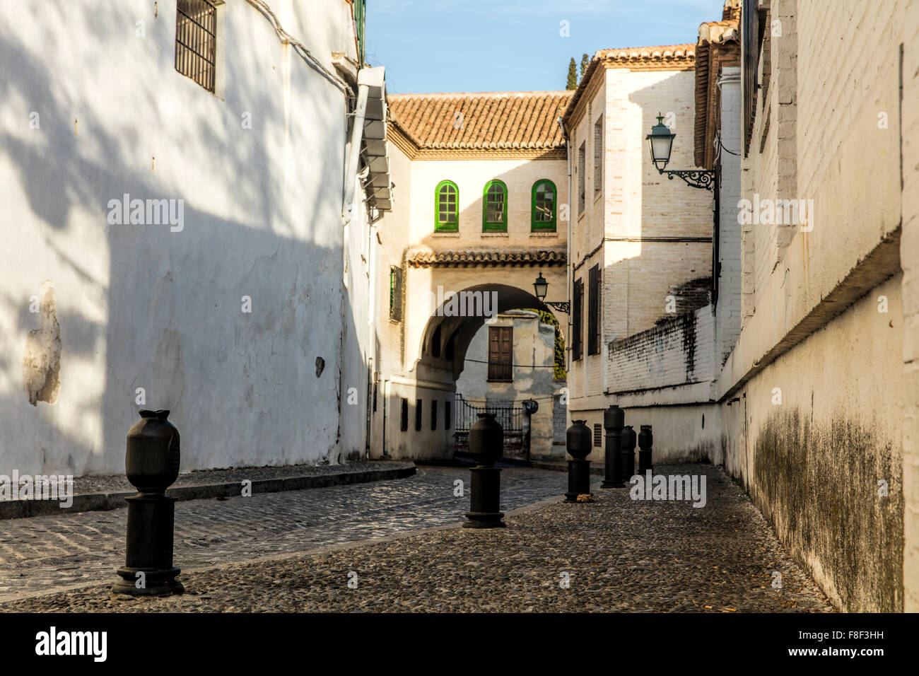 Traffic-Poller in der Form von Granatäpfeln das Symbol von Granada in der Nähe ein Kloster und das Kloster, die nebeneinander sind Stockfoto