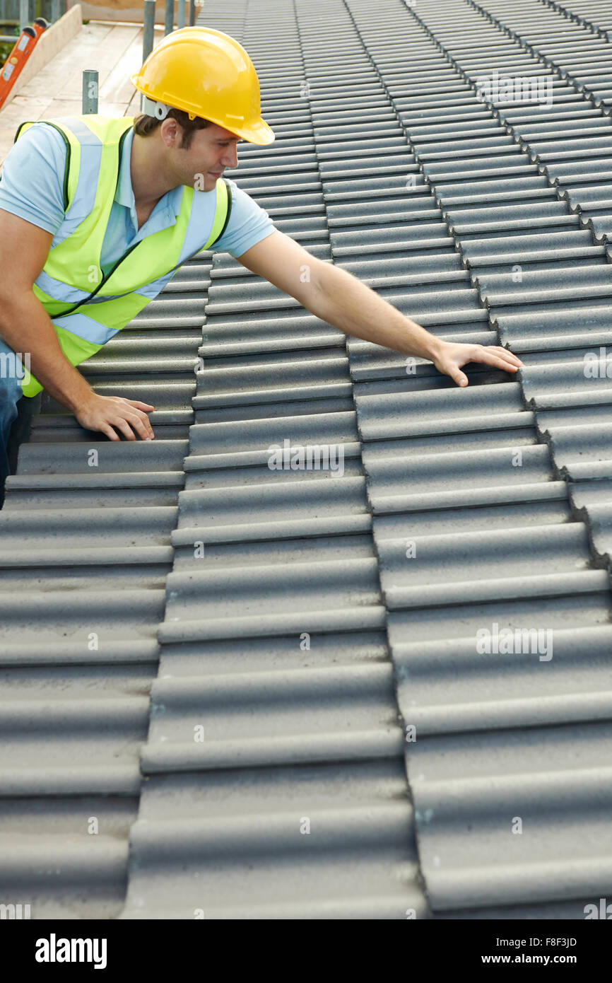 Baumeister, die Arbeiten am Dach des neuen Gebäudes Stockfoto