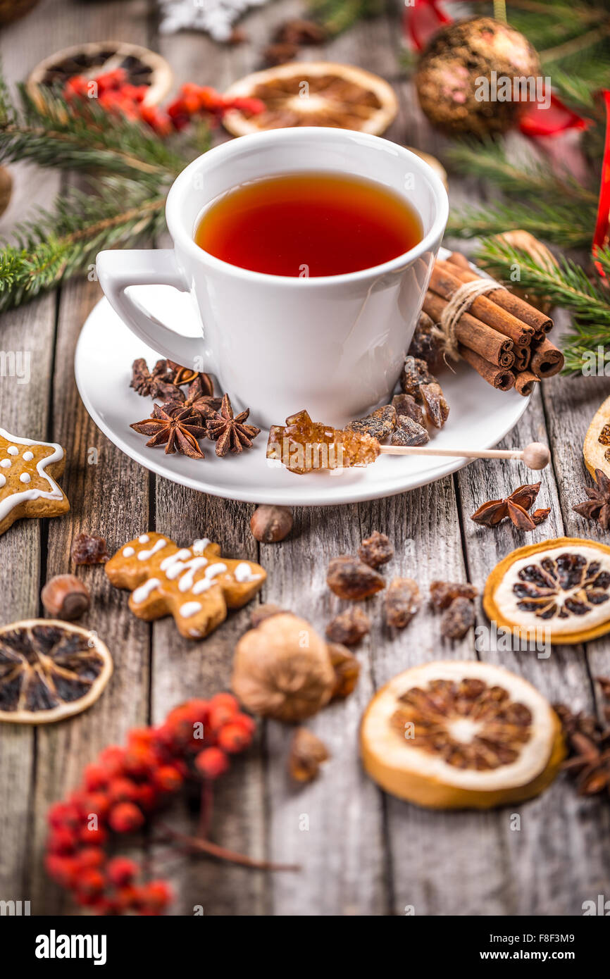 Weihnachten Tasse Tee und Gewürze auf Holztisch Stockfoto