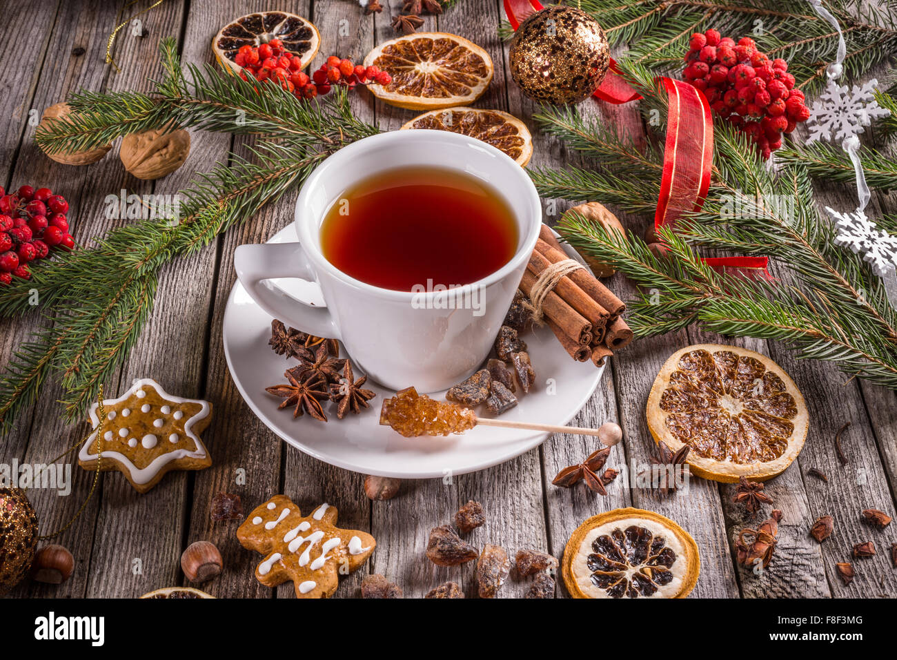 Weihnachten Tasse Tee und Gewürze auf Holztisch Stockfoto