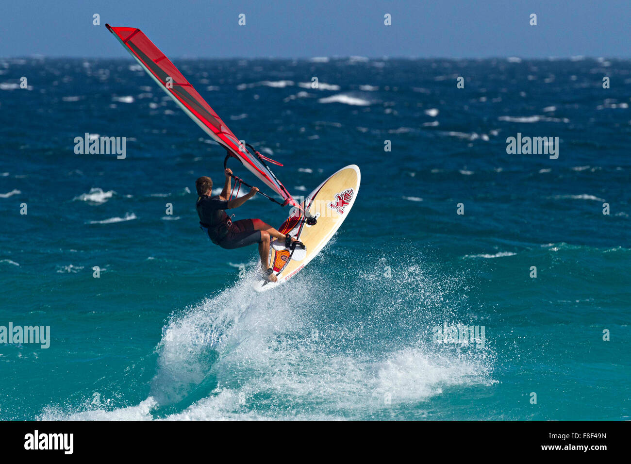 Wind-Surfer Welle springen, Esperance, Western Australia. Stockfoto