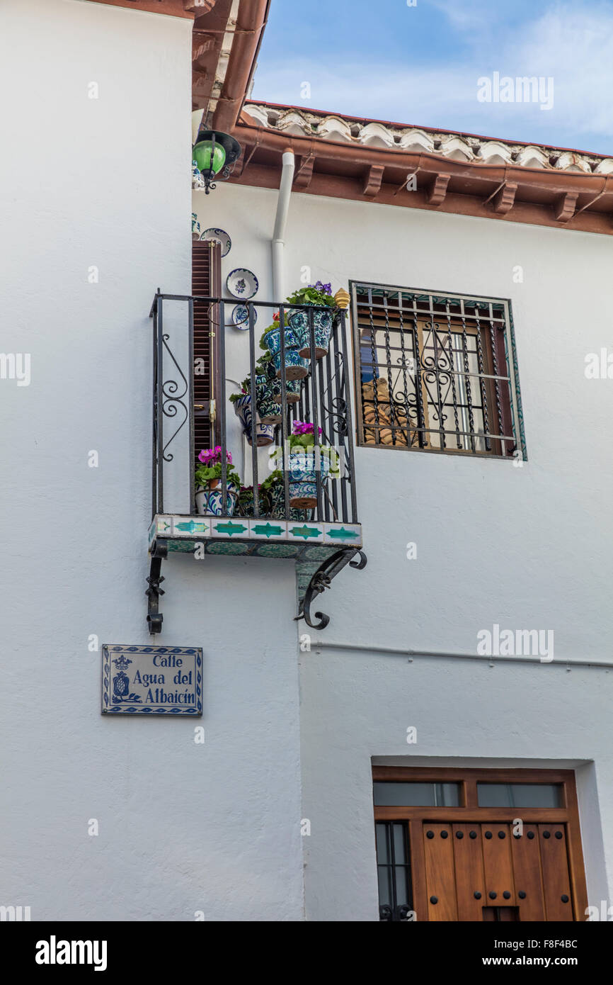 Balkon eines Hauses im Albaicin Bezirk von Granada in Spanien mit Keramik Blumentöpfe und Geranien Stockfoto