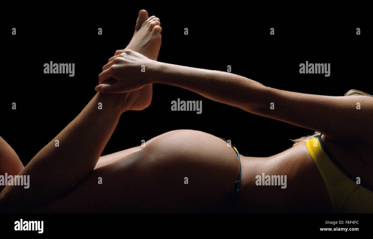 Körperteile des kaukasischen Frau Ausübung von Yoga-Studio gedreht auf schwarzem Hintergrund Stockfoto