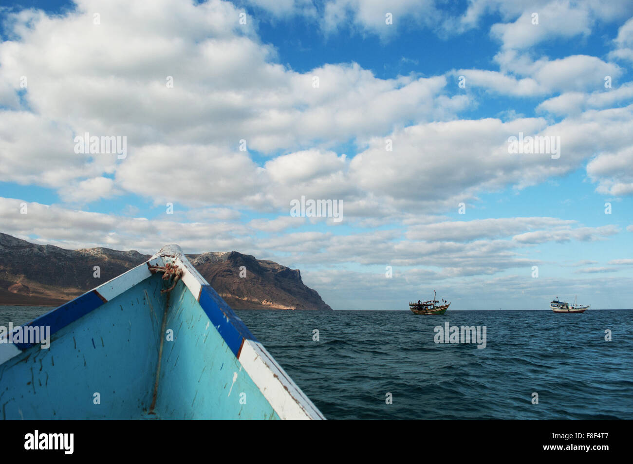 Jemen Naher Osten: ein Boot und die Klippen von Ras Shuab, Shuab Bay Beach, einem der bekanntesten Strände der Insel Sokotra, Arabische Meer Stockfoto