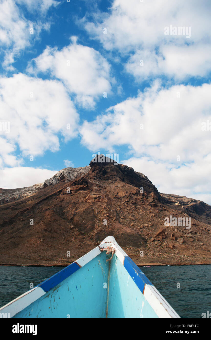 Jemen Naher Osten: ein Boot und die Klippen von Ras Shuab, Shuab Bay Beach, einem der bekanntesten Strände der Insel Sokotra, Arabische Meer Stockfoto