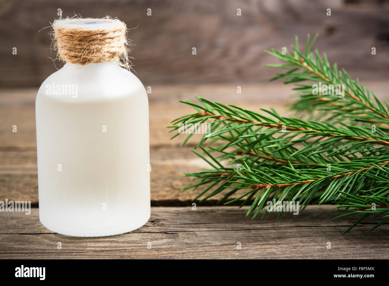 Wesentlichen Aromaöl Fichte Closeup auf einem hölzernen Hintergrund Stockfoto