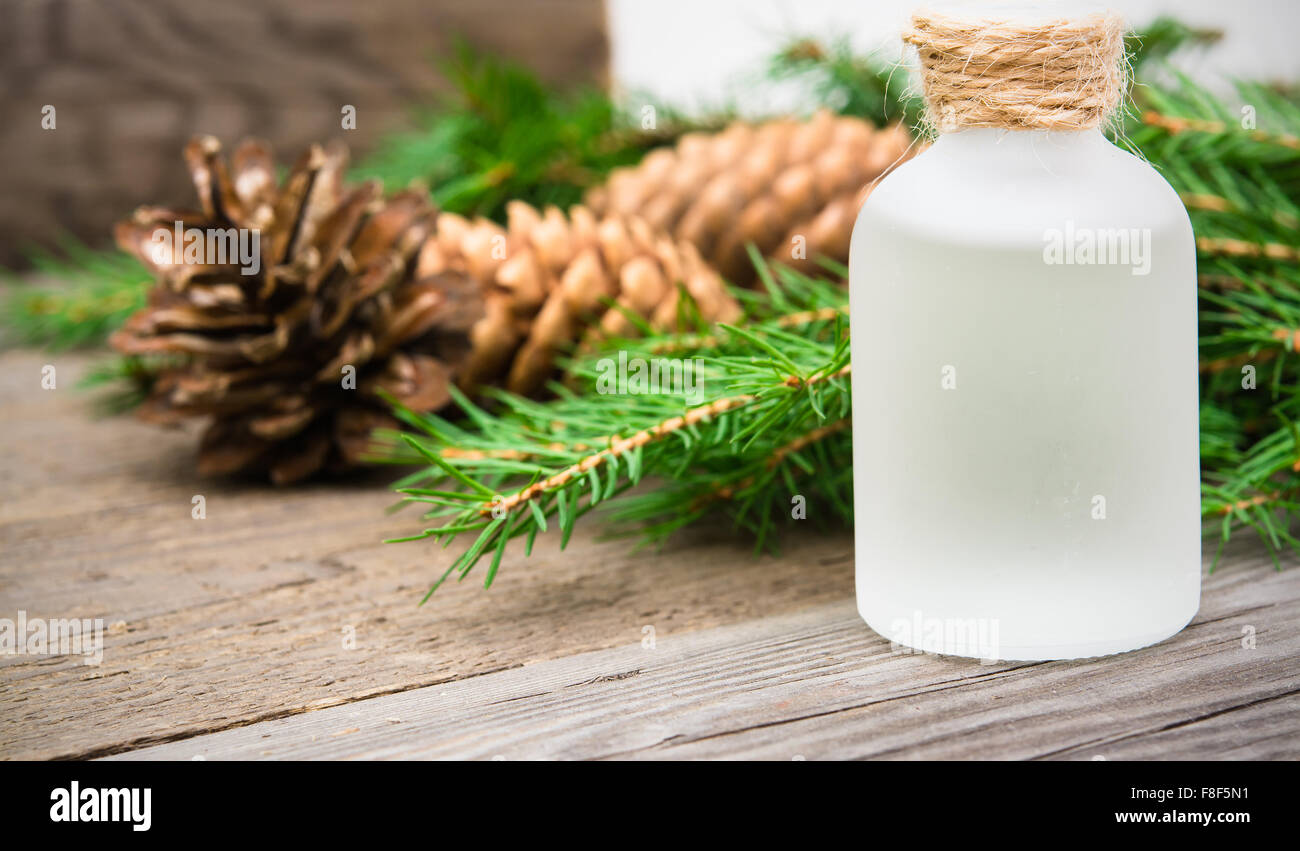 Wesentlichen Aromaöl Fichte Closeup auf einem hölzernen Hintergrund Stockfoto