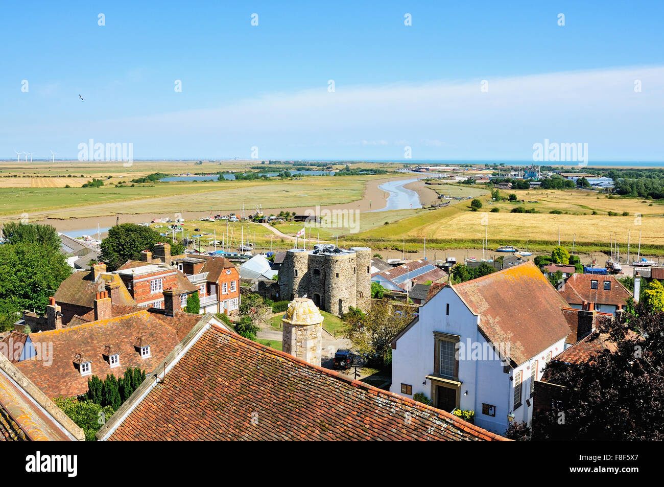 Blick auf Fluss Rother und Sümpfe von der historischen Stadt Rye, East Sussex UK Stockfoto