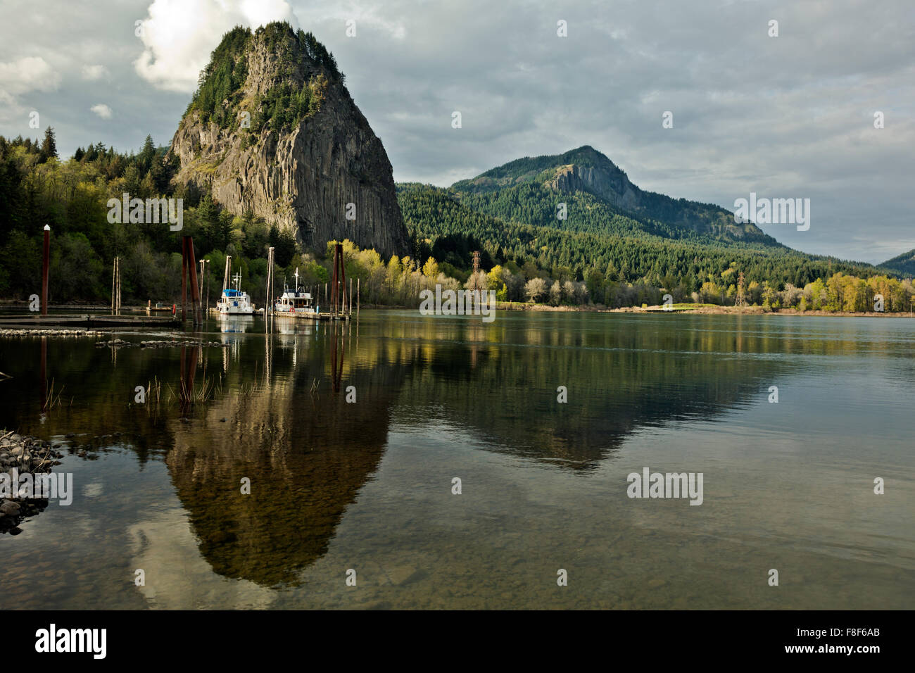 WA12258-00... WASHINGTON - Beacon Rock erhebt sich über dem Columbia River in Beacon Rock Marina in der Columbia River Gorge. Stockfoto