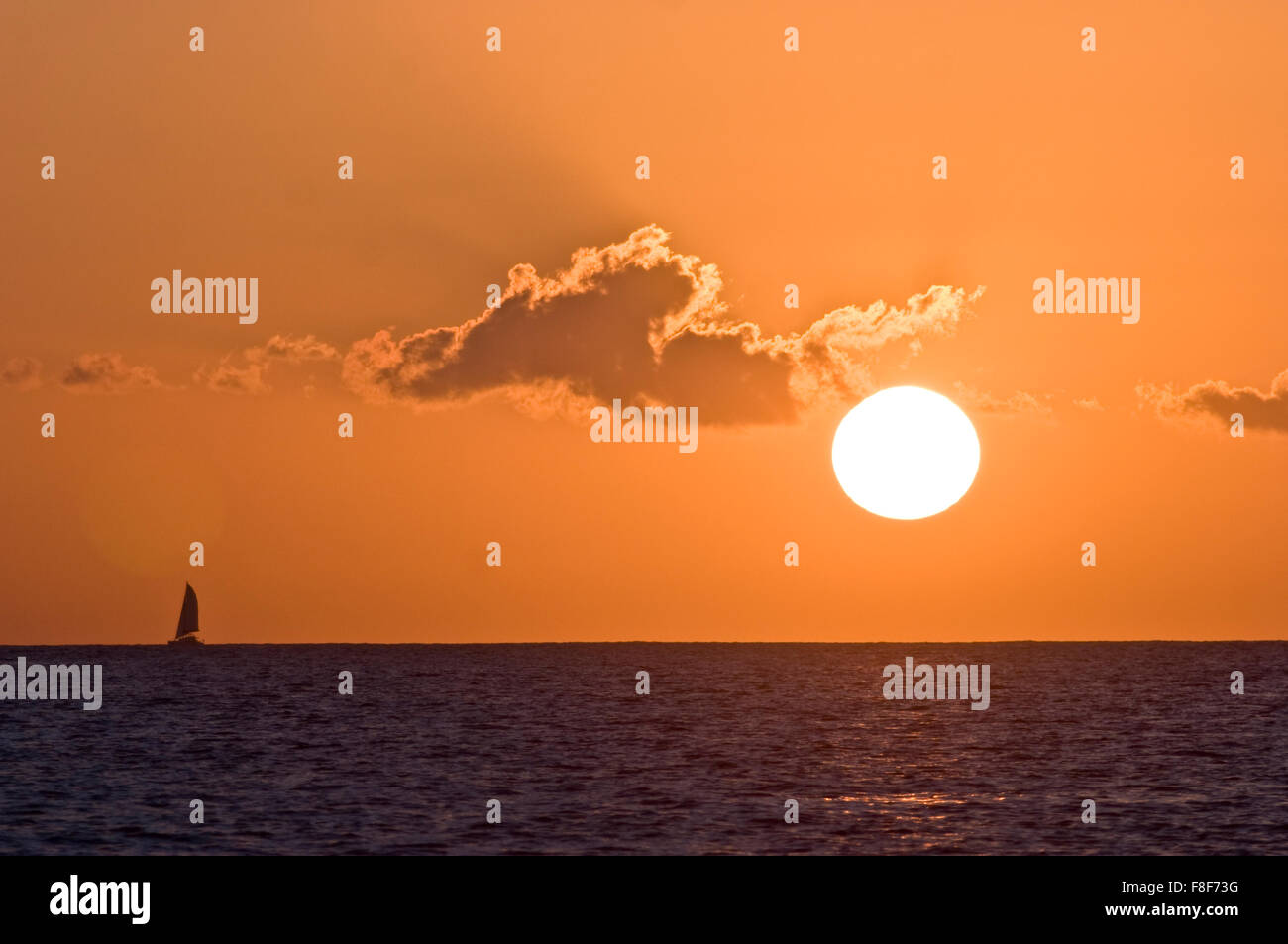 spektakulären Sonnenuntergang über dem Ozean Stockfoto