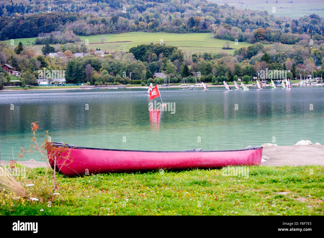 Zwei rote Kanus auf der Grand Lac gehört de Wälder die Wälder Seen, befindet sich in Matheysine, Frankreich Stockfoto