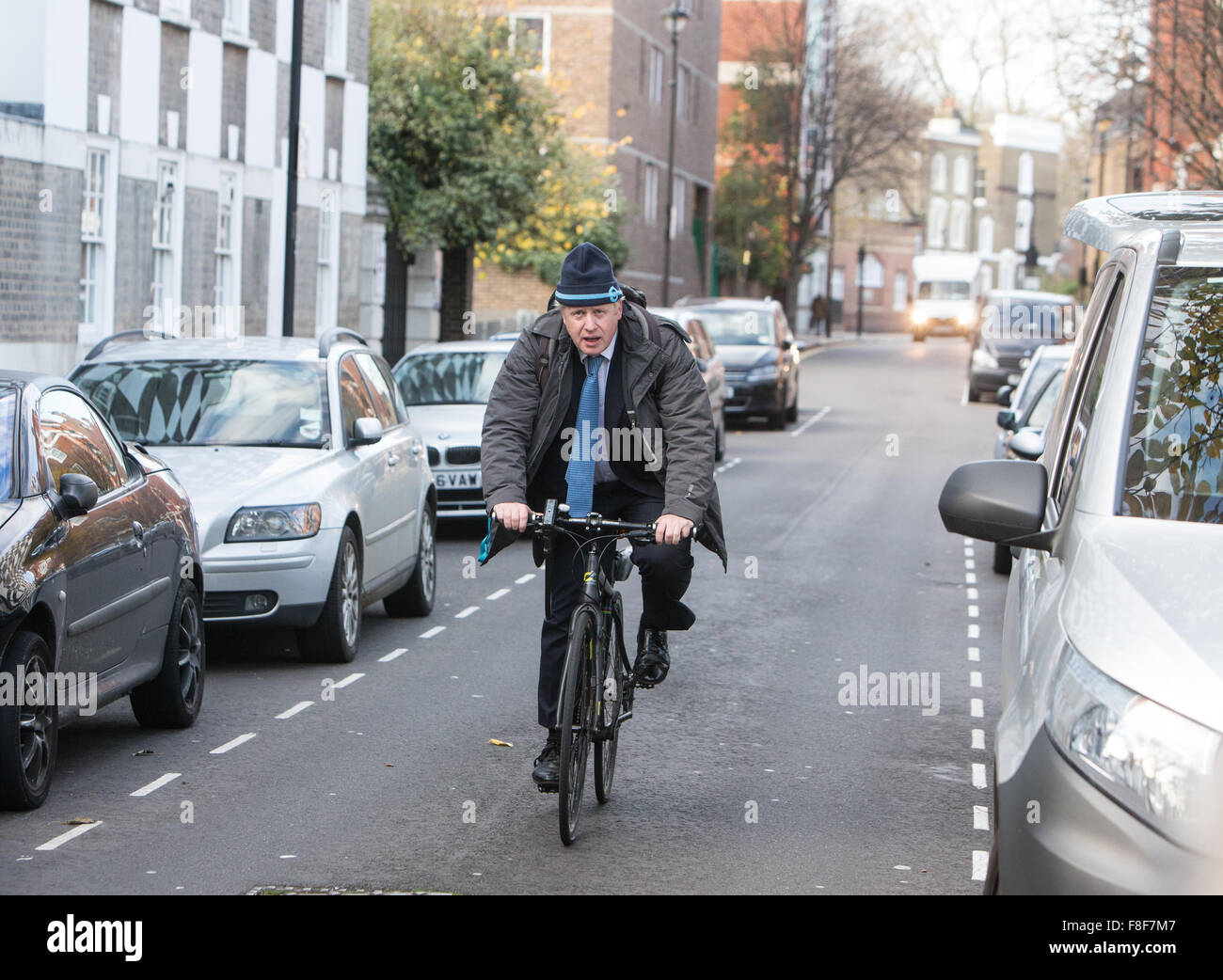 Londoner Bürgermeister und Abgeordneter für Uxbridge und South Ruislip, Boris Johnson, kommt auf seinem Fahrrad, ein Gemeindezentrum zu sprechen Stockfoto