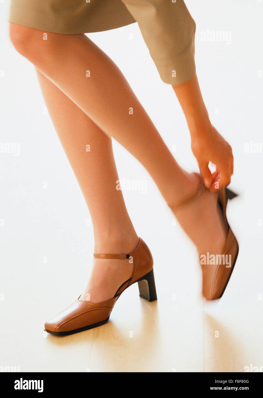 junge Frau mit langen Beinen und elegante Schuhe Stockfoto