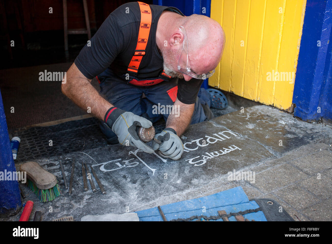 Stone masonry hammer Fotos und Bildmaterial in hoher Auflösung Alamy