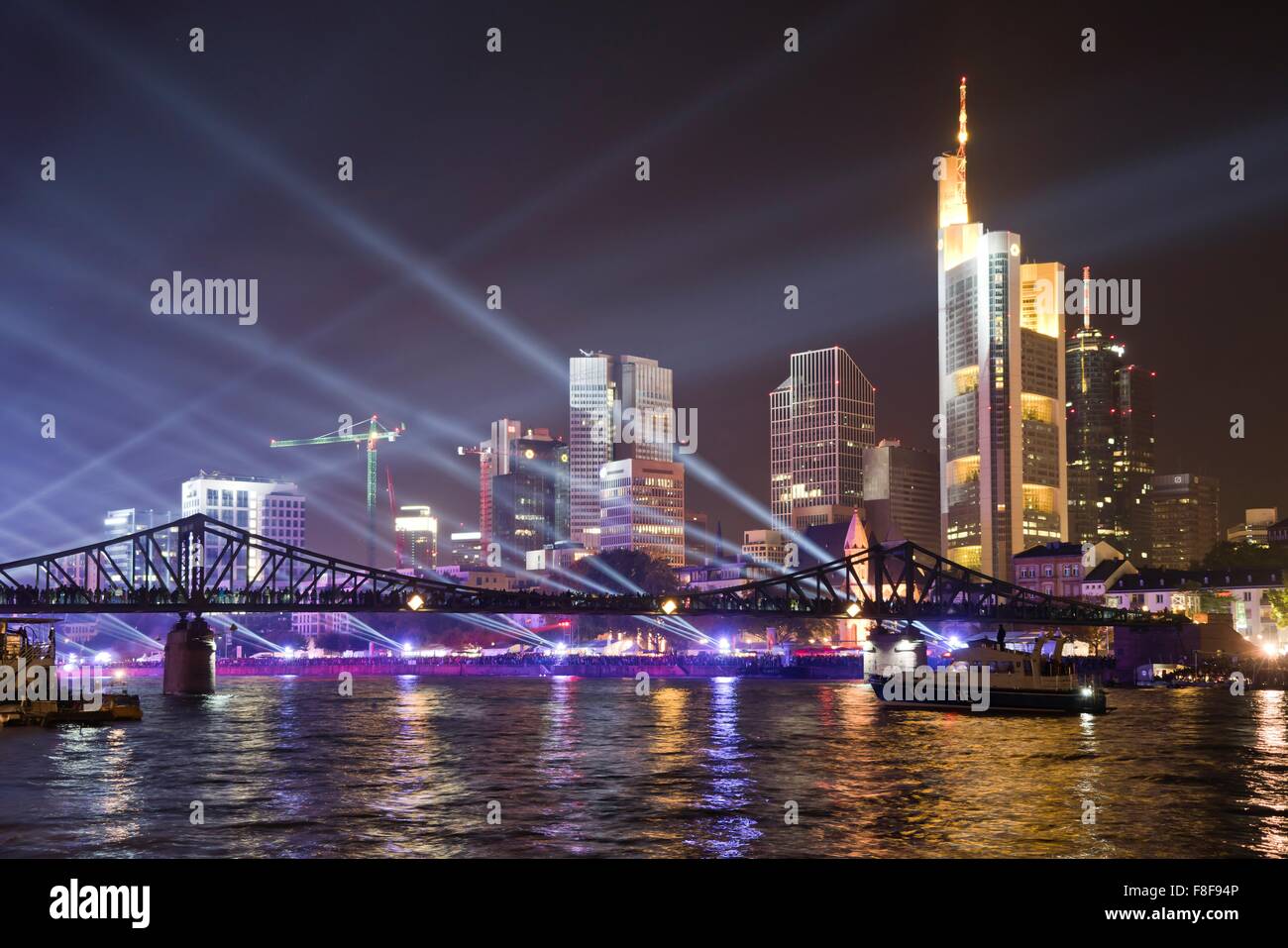 Licht-Show während der 25 Jahre deutsche Einheit-Feier und die Skyline, Financial District und Main, Frankfurt Am Main, Hess Stockfoto
