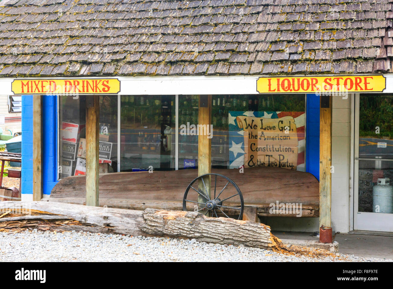 Spirituosengeschäft in Myers Flat Kalifornien wo der Besitzer öffneny die Tea Party unterstützt Stockfoto