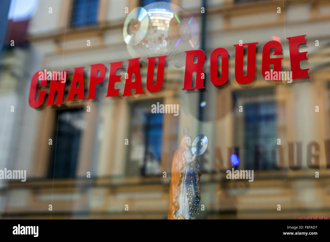 Ein Schaufenster im Chapeau Rouge Club, Old Town, Prag, Tschechische Republik Stockfoto