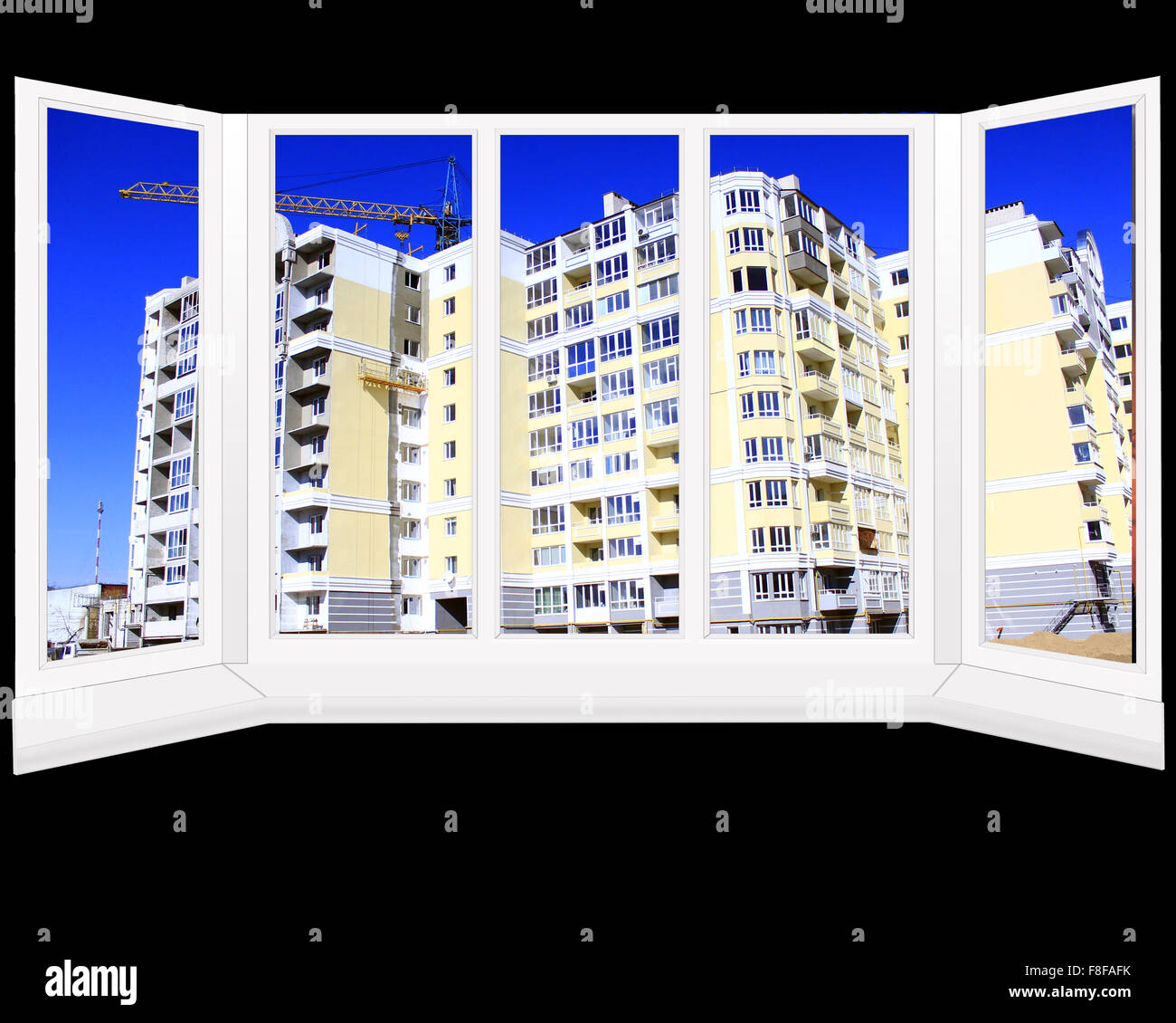 Kunststoff-Fenster mit Blick auf den Bau von mehrstöckigen modernen Haus Stockfoto