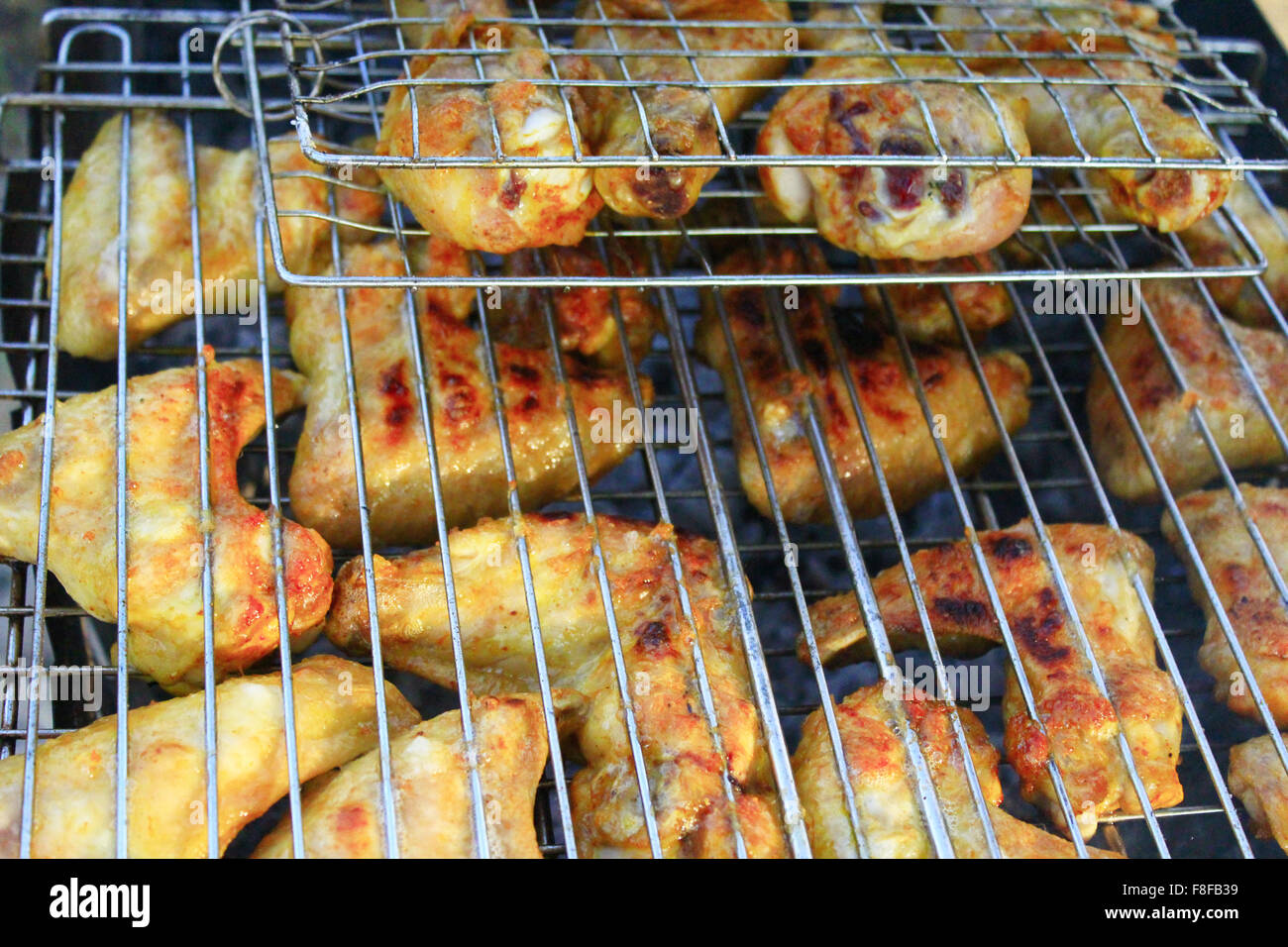 appetitlich Grill vom Grill von Henne Fleisch auf dem Feuer gekocht Stockfoto