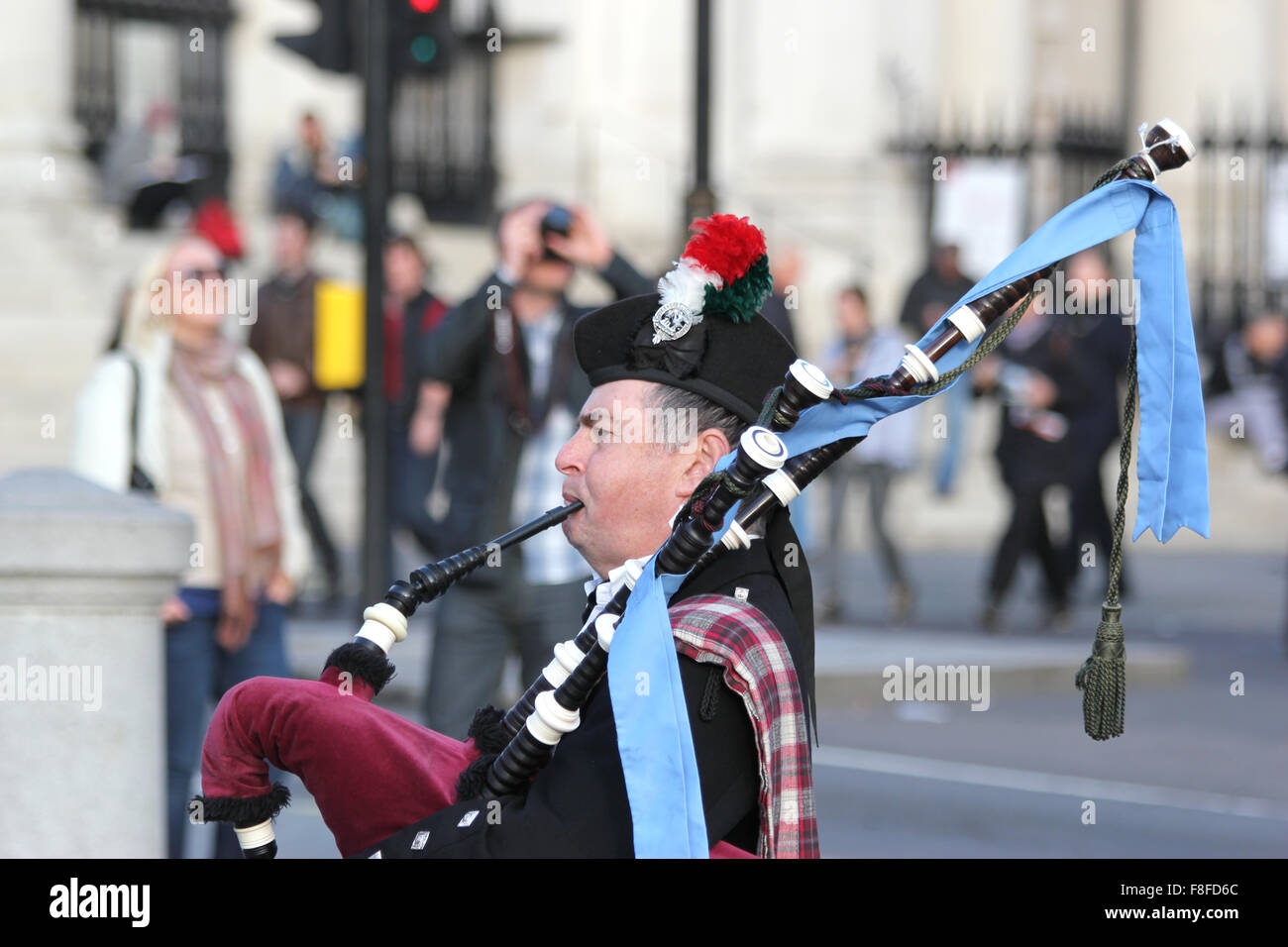 Ein Mann spielen Dudelsack in Trafalgar square Stockfoto