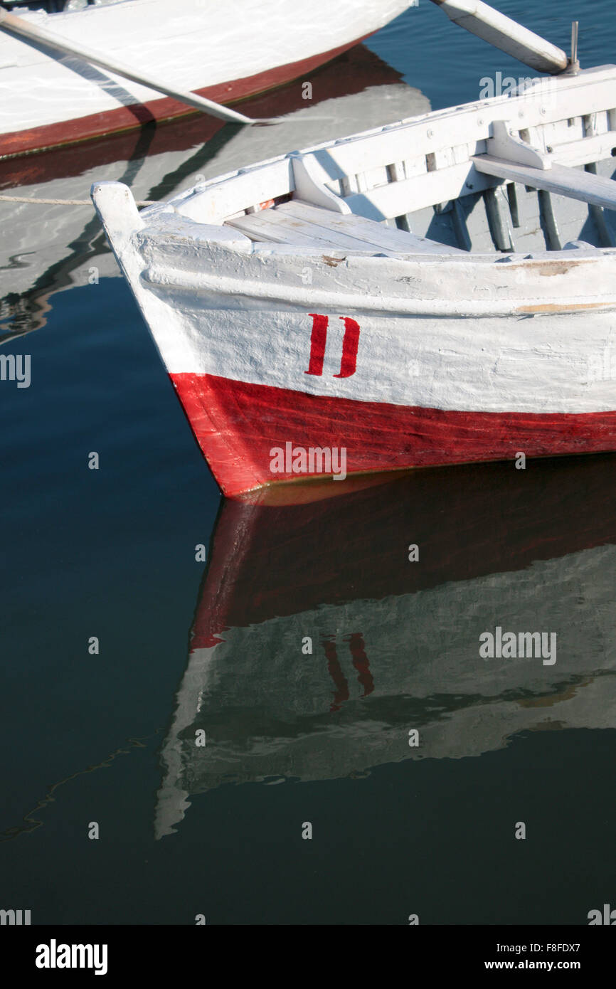 White Red Boot mit Wasserreflexion Stockfoto